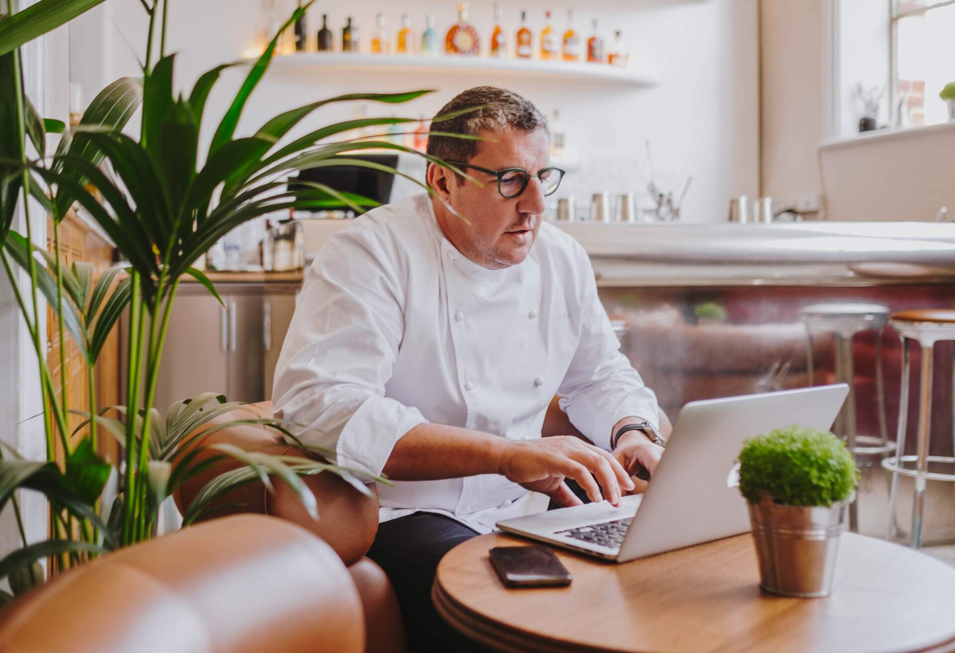 chef en laptop y esta trabajando en su restaurante