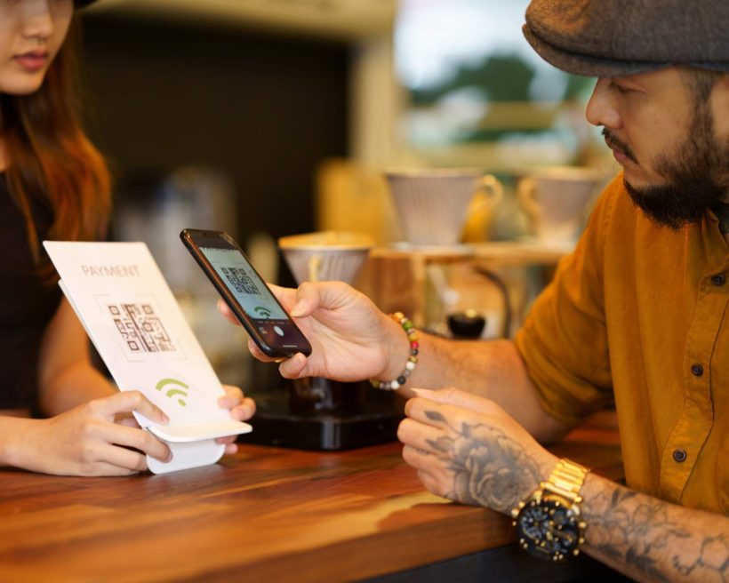 Un comensale utiliza el móvil como sistema de pago en el restaurante