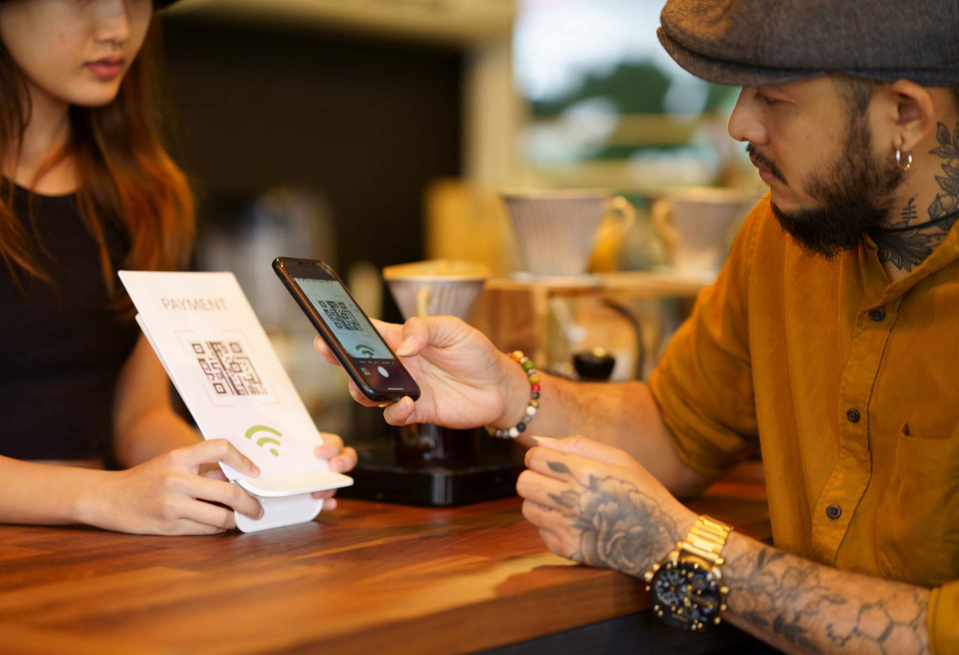 Un comensale utiliza el móvil como sistema de pago en el restaurante
